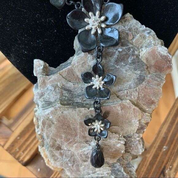 Flower drop sparkle necklace - Picture 2 of 8